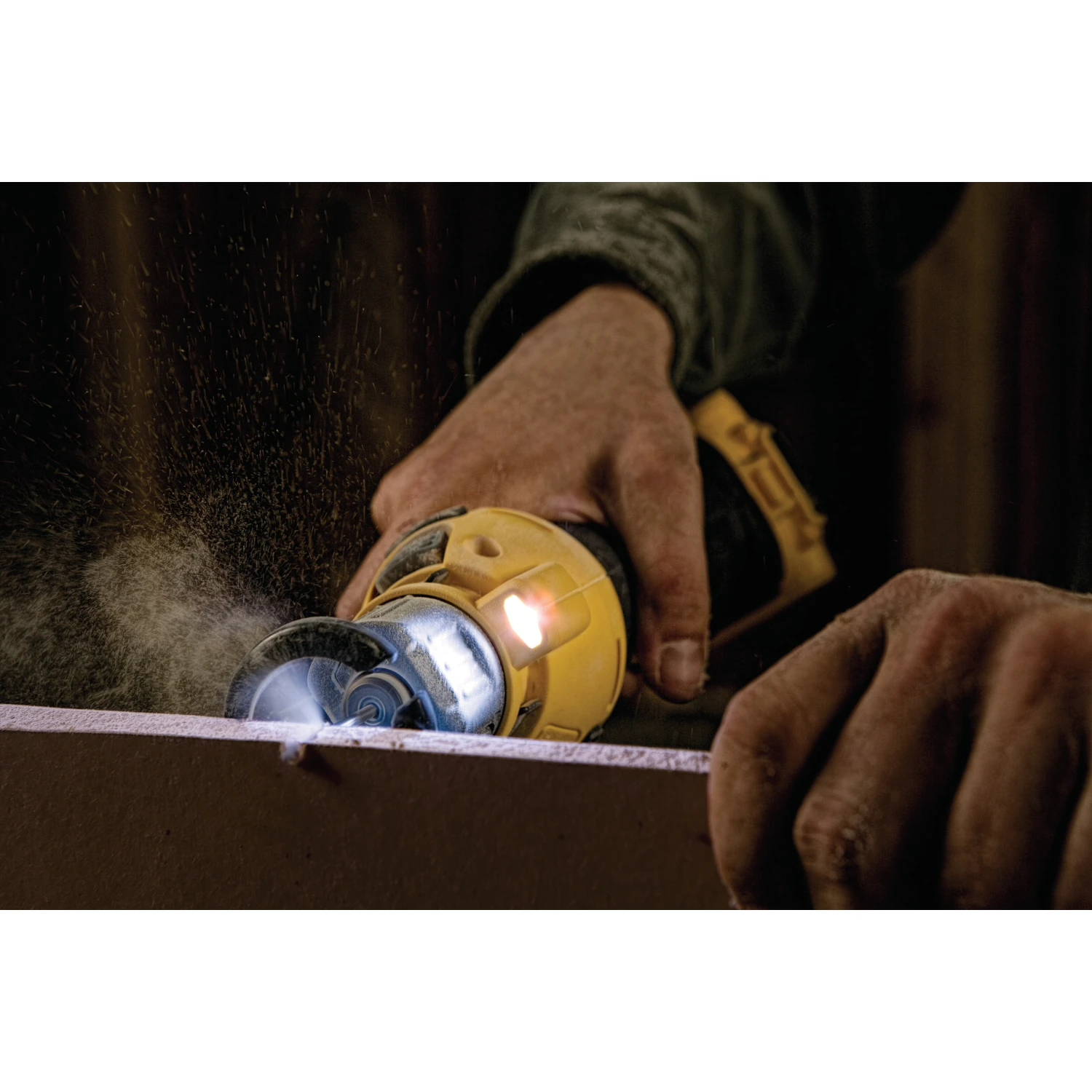 DeWalt DCS551B Cut-Out Tool 4 DeWalt DCS551B Cut-Out Tool - Image 2