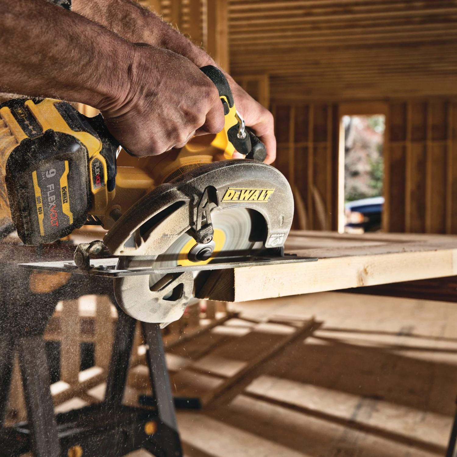 DeWalt DCS578X2 Flexvolt 60V MAX Brushless 7-1/4" Circular Saw Kit 6 DeWalt DCS578X2 Flexvolt 60V MAX Brushless 7-1/4" Circular Saw Kit - Image 4