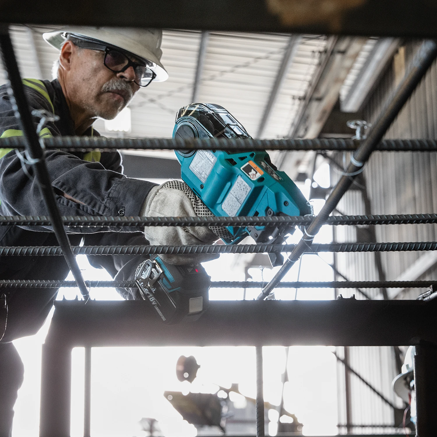 Makita XRT01TK 18V LXT Cordless Rebar Tying Tool Kit 5 Makita XRT01TK 18V LXT Cordless Rebar Tying Tool Kit - Image 3